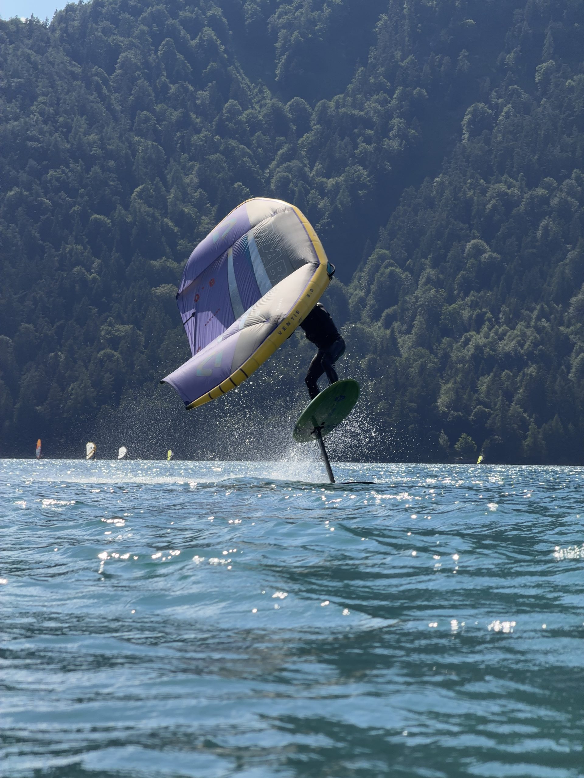 Wingfoiler startet am Achensee, Tirol