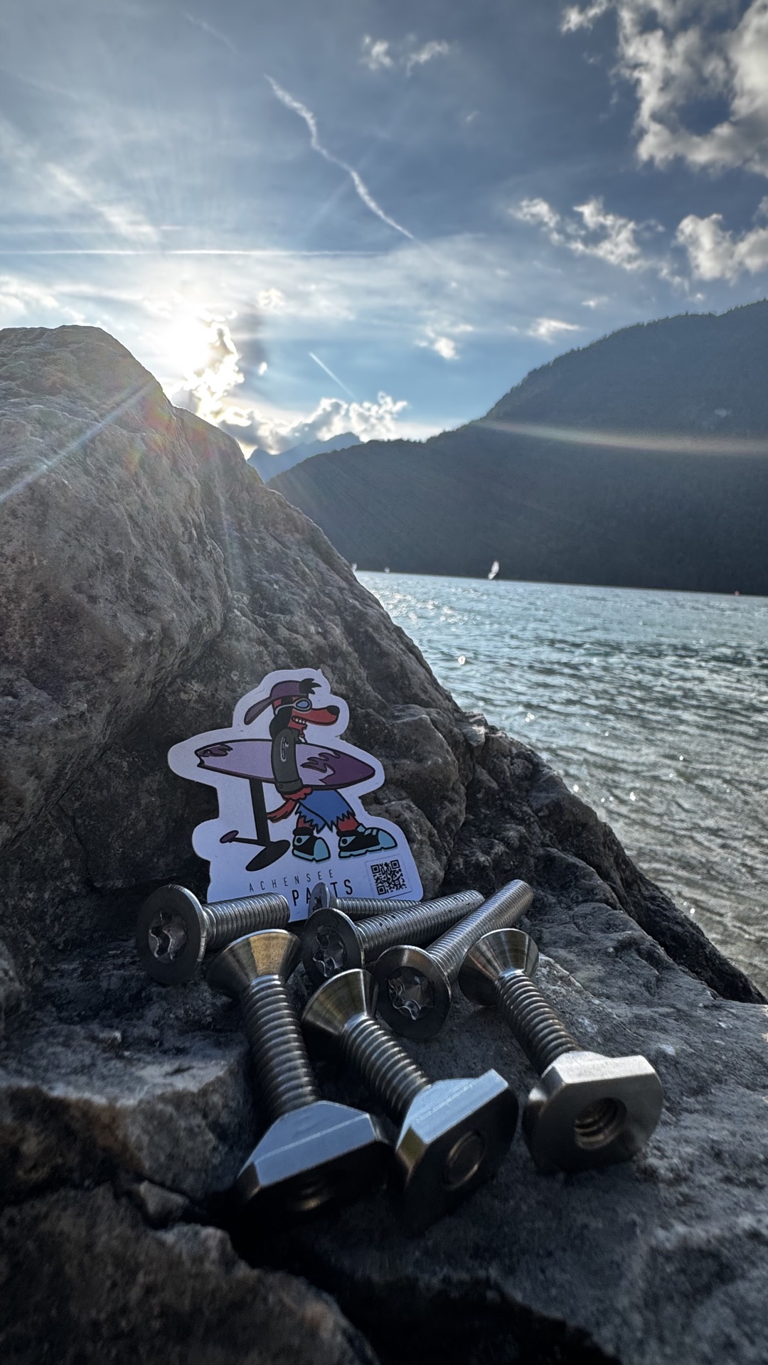 Edelstahl-Bolzen und Achensee-Foil-Parts-Sticker auf einem Felsen am Achensee
