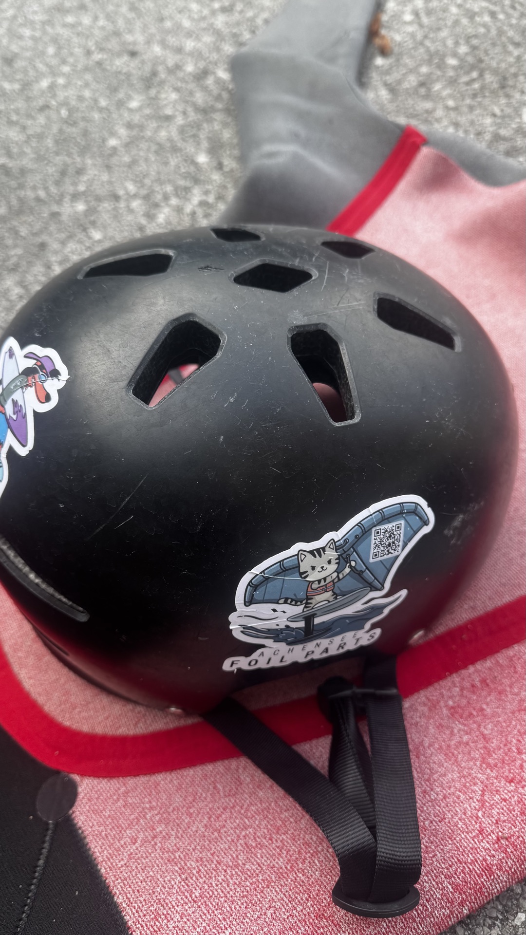 Wingfoil-Helm mit Achensee-Foil-Parts-Sticker, Detailansicht